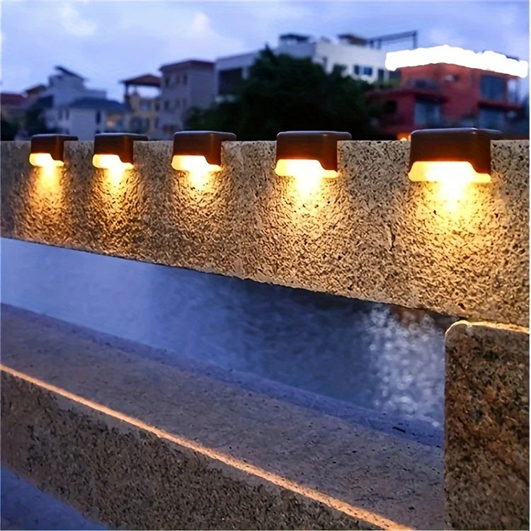 Lampes solaires extérieures avec capteur automatique, éclairage LED blanc chaud étanche, installation facile par adhésif ou vis, idéales pour escaliers, jardins et patios. La livraison prioritaire est offerte !