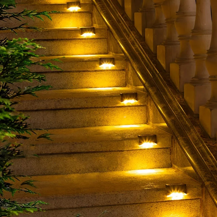 Lampes solaires extérieures avec capteur automatique, éclairage LED blanc chaud étanche, installation facile par adhésif ou vis, idéales pour escaliers, jardins et patios. La livraison prioritaire est offerte !