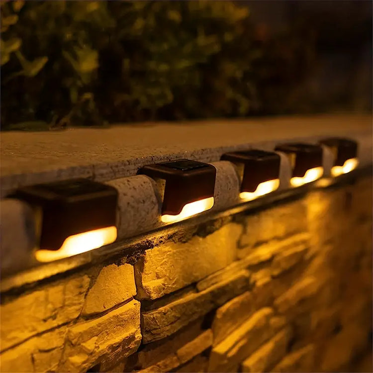 Lampes solaires extérieures avec capteur automatique, éclairage LED blanc chaud étanche, installation facile par adhésif ou vis, idéales pour escaliers, jardins et patios. La livraison prioritaire est offerte !