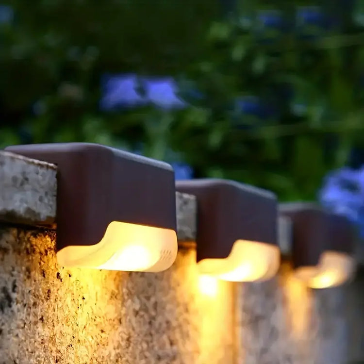 Lampes solaires extérieures avec capteur automatique, éclairage LED blanc chaud étanche, installation facile par adhésif ou vis, idéales pour escaliers, jardins et patios. La livraison prioritaire est offerte !