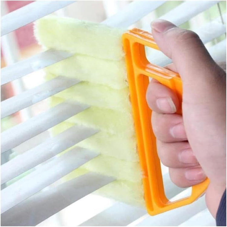 Ingénieuse brosse de nettoyage en coton pour nettoyer la poussière des stores vénitiens. Augmentez de 200 % votre efficacité de cette tâche ardue. La livraison est offerte !