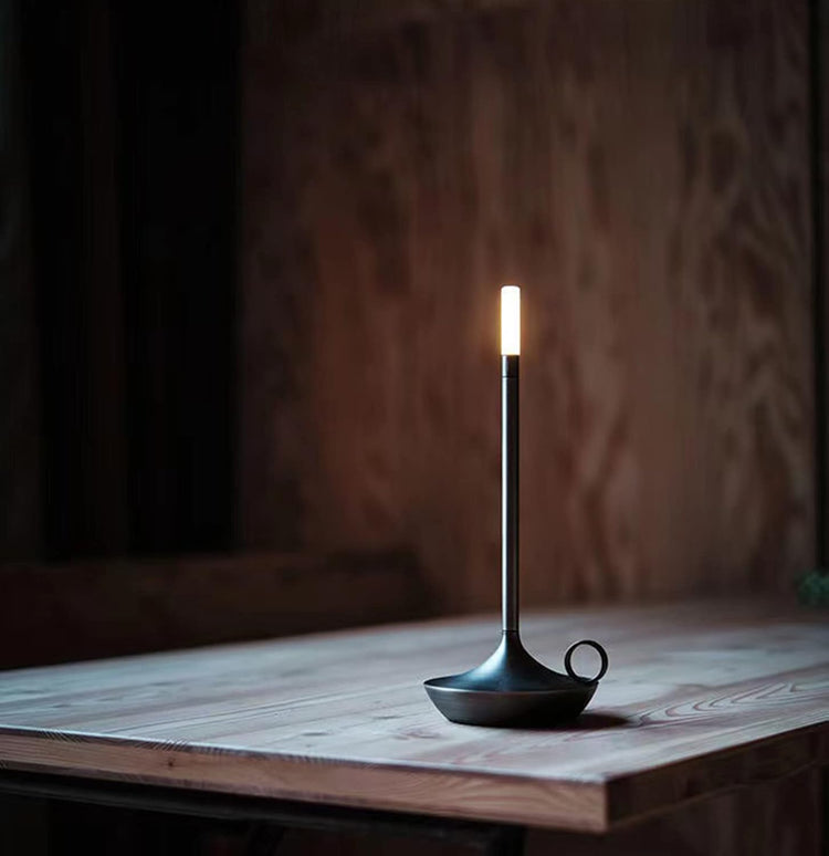 Superbe lampe en métal en forme de bougie avec interrupteur tactile, recharge USB, éclairage blanc chaud ajustable, design créatif pour une ambiance chaleureuse et vintage. La livraison prioritaire est offerte !