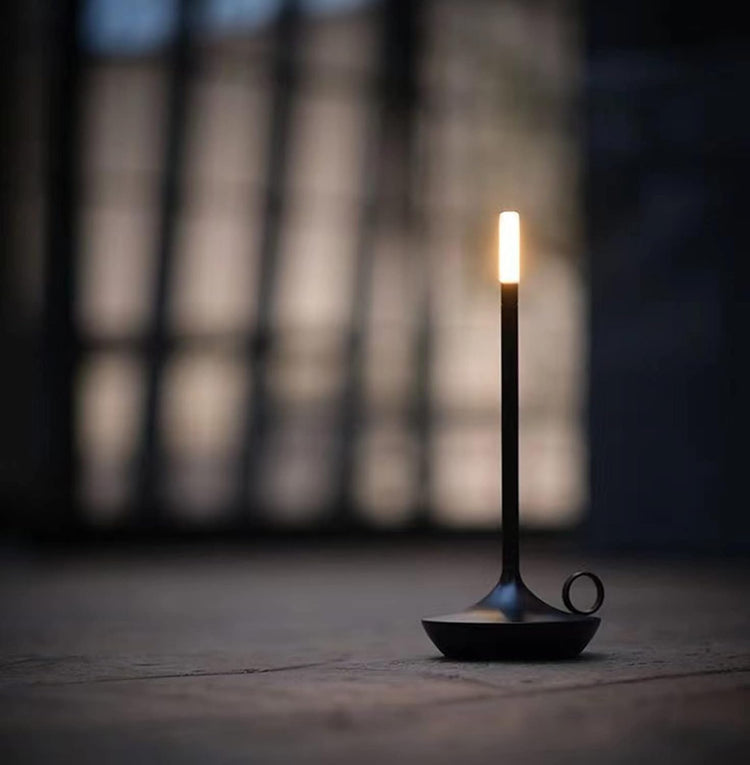 Superbe lampe en métal en forme de bougie avec interrupteur tactile, recharge USB, éclairage blanc chaud ajustable, design créatif pour une ambiance chaleureuse et vintage. La livraison prioritaire est offerte !