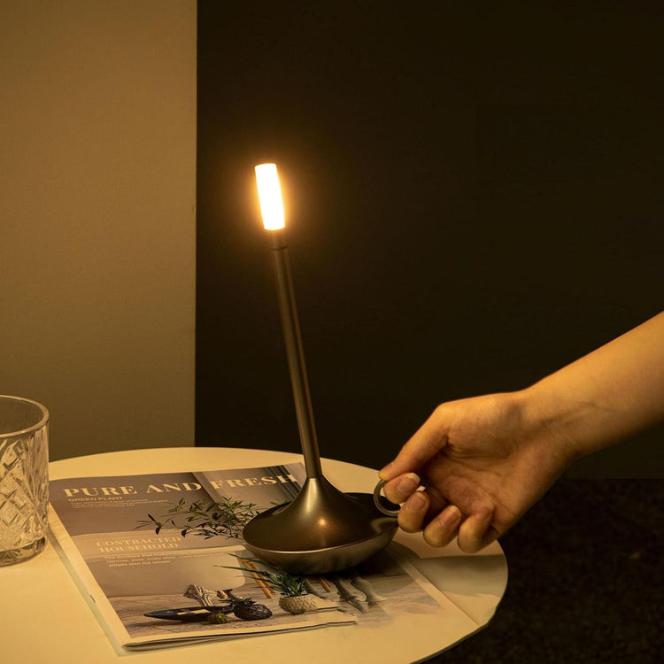 Superbe lampe en métal en forme de bougie avec interrupteur tactile, recharge USB, éclairage blanc chaud ajustable, design créatif pour une ambiance chaleureuse et vintage. La livraison prioritaire est offerte !