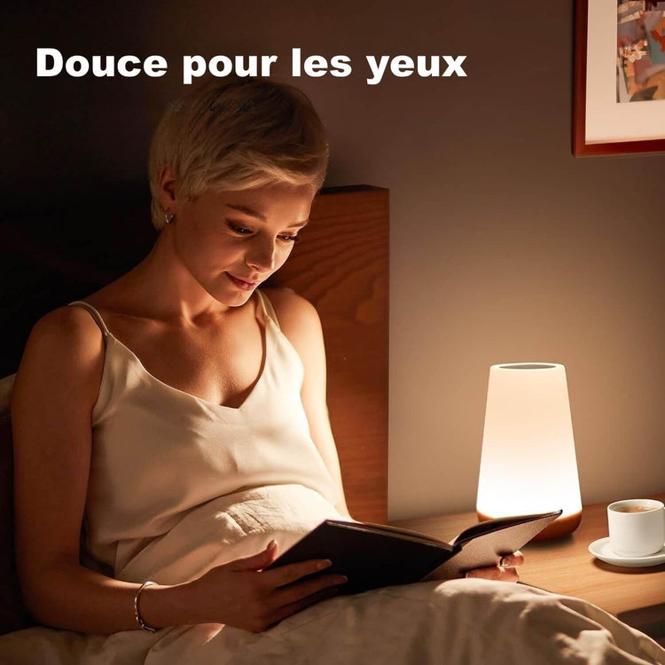 Ingénieuse lampe magique, 5 niveaux de lumière blanche chaude, 13 couleurs, luminosité réglable, 256 ambiances, télécommande, en mode batterie rechargeable ou branchée via USB. Voilà la petite lampe parfaite. La livraison est offerte !