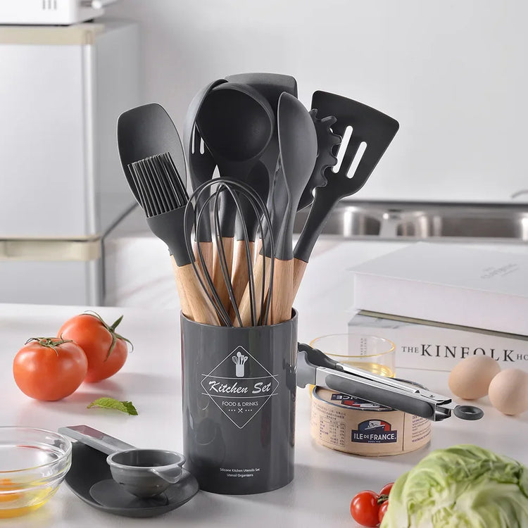 Magnifique ensemble d'ustensiles de cuisine en silicone sans BPA, résistants à la chaleur, anti-rayures avec manche en bois et bac de rangement, idéal pour cuisiner en toute sérénité. 12 pièces, produit Premium. La livraison est offerte !