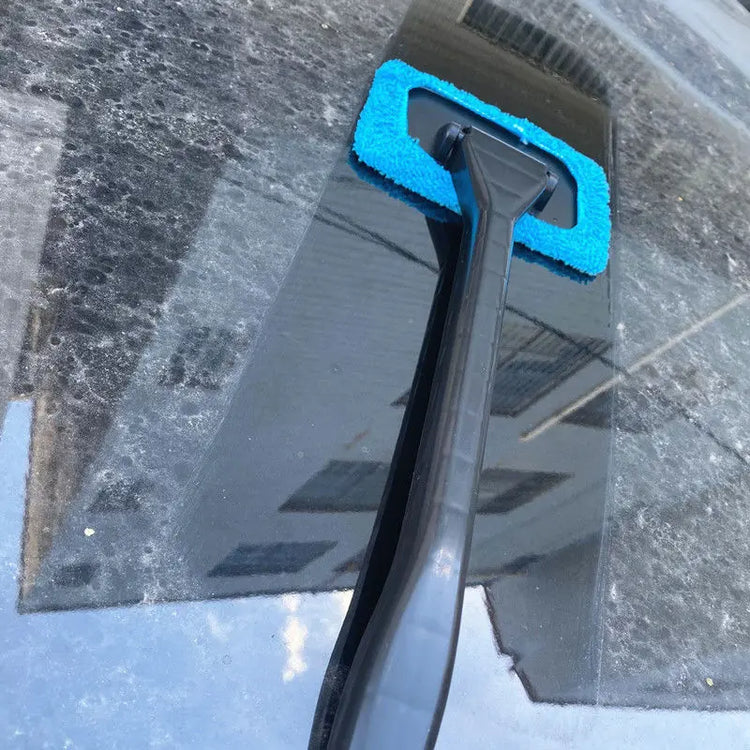 Ingénieuse brosse de nettoyage pour pare-brise, élimine la saleté et la poussière, idéale aussi pour le désembuage et la déshumidification. Accédez sans effort aux zones les plus inaccessibles du pare-brise. La livraison est offerte !