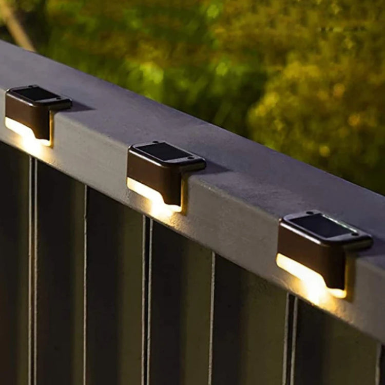 Lampes solaires extérieures avec capteur automatique, éclairage LED blanc chaud étanche, installation facile par adhésif ou vis, idéales pour escaliers, jardins et patios. La livraison prioritaire est offerte !