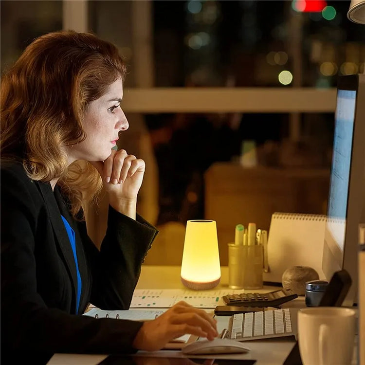 Ingénieuse lampe magique, 5 niveaux de lumière blanche chaude, 13 couleurs, luminosité réglable, 256 ambiances, télécommande, en mode batterie rechargeable ou branchée via USB. Voilà la petite lampe parfaite. La livraison est offerte !