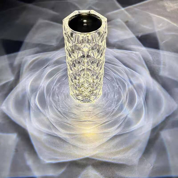 Magnifique lampe de table, 16 couleurs, motifs de roses lumineuses, effet cristal, interrupteur tactile et télécommande incluse. Laissez-vous porter par une ambiance unique. La livraison prioritaire est offerte !