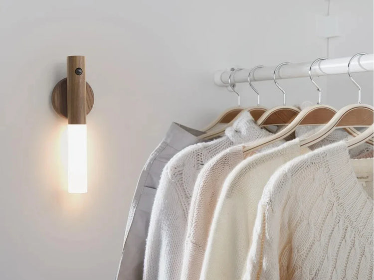 Ingénieuse veilleuse magnétique rechargeable avec détecteur de mouvement - Installation sans perçage - Lumière LED douce et apaisante - Design élégant, amovible et polyvalent. La livraison prioritaire est offerte !