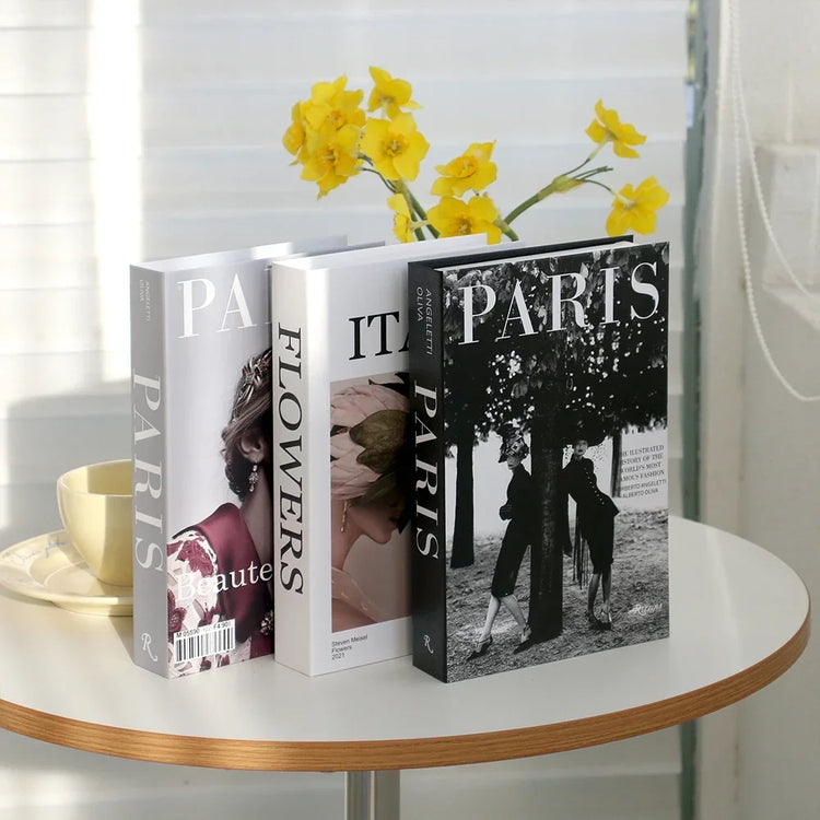 Faux livres décoratifs haut de gamme – Lot de 3 – Qualité premium, réalisme bluffant, utilisation polyvalente pour bibliothèque, étagère ou table basse – Apportez instantanément un look chic et chaleureux à votre intérieur. Livraison prioritaire offerte !