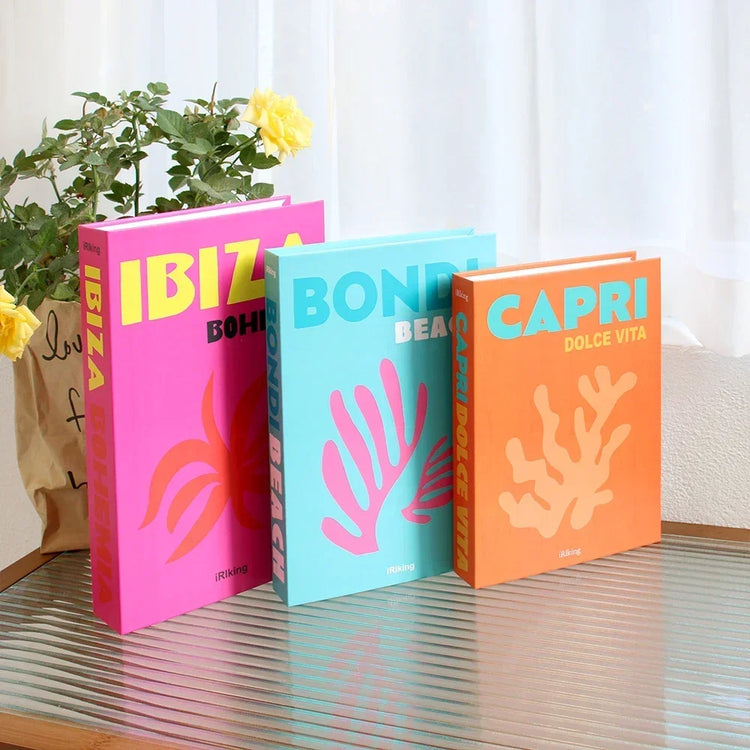 Faux livres décoratifs haut de gamme – Lot de 3 – Qualité premium, réalisme bluffant, utilisation polyvalente pour bibliothèque, étagère ou table basse – Apportez instantanément un look chic et chaleureux à votre intérieur. Livraison prioritaire offerte !