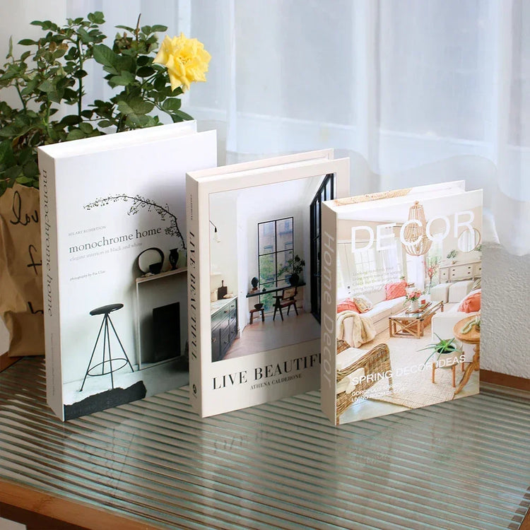 Faux livres décoratifs haut de gamme – Lot de 3 – Qualité premium, réalisme bluffant, utilisation polyvalente pour bibliothèque, étagère ou table basse – Apportez instantanément un look chic et chaleureux à votre intérieur. Livraison prioritaire offerte !