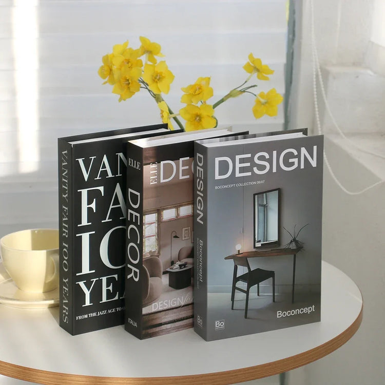 Faux livres décoratifs haut de gamme – Lot de 3 – Qualité premium, réalisme bluffant, utilisation polyvalente pour bibliothèque, étagère ou table basse – Apportez instantanément un look chic et chaleureux à votre intérieur. Livraison prioritaire offerte !
