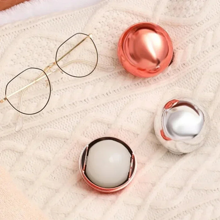 Fabuleuse boule à charpie réutilisable, l'accessoire anti-poils magique, élimine les poils d'animaux, cheveux, petits débris, poussière et plus. Produit coup de coeur. La livraison est offerte !