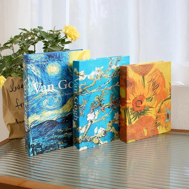 Faux livres décoratifs haut de gamme – Lot de 3 – Qualité premium, réalisme bluffant, utilisation polyvalente pour bibliothèque, étagère ou table basse – Apportez instantanément un look chic et chaleureux à votre intérieur. Livraison prioritaire offerte !