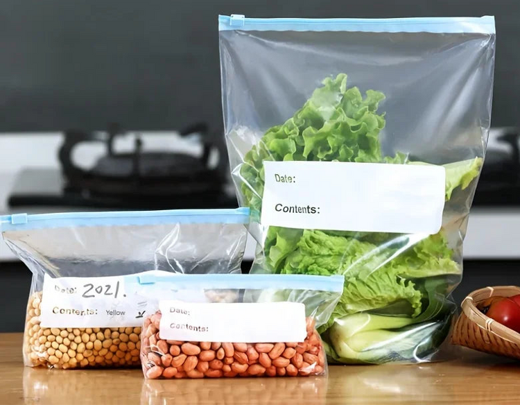 Lot de 45 sacs alimentaires réutilisables, 3 formats pratiques – congélation, frigo ou placard – fermeture à glissière étanche, zone d’écriture intégrée, ultra résistants et durables. La livraison prioritaire est offerte !
