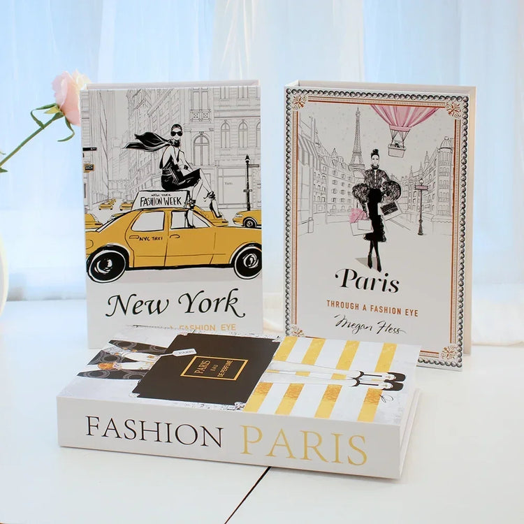Faux livres décoratifs haut de gamme – Lot de 3 – Qualité premium, réalisme bluffant, utilisation polyvalente pour bibliothèque, étagère ou table basse – Apportez instantanément un look chic et chaleureux à votre intérieur. Livraison prioritaire offerte !