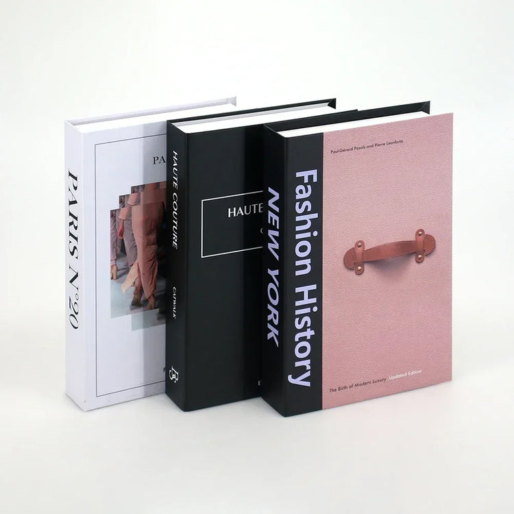 Faux livres décoratifs haut de gamme – Lot de 3 – Qualité premium, réalisme bluffant, utilisation polyvalente pour bibliothèque, étagère ou table basse – Apportez instantanément un look chic et chaleureux à votre intérieur. Livraison prioritaire offerte !