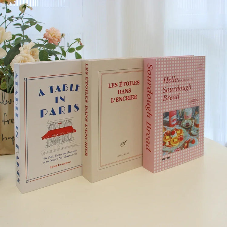 Faux livres décoratifs haut de gamme – Lot de 3 – Qualité premium, réalisme bluffant, utilisation polyvalente pour bibliothèque, étagère ou table basse – Apportez instantanément un look chic et chaleureux à votre intérieur. Livraison prioritaire offerte !