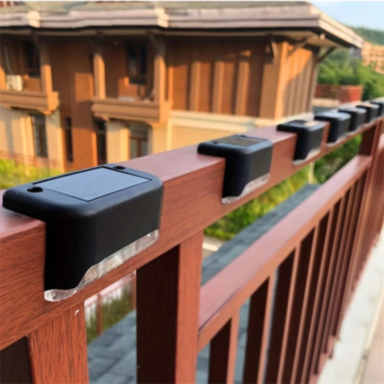 Lampes solaires extérieures avec capteur automatique, éclairage LED blanc chaud étanche, installation facile par adhésif ou vis, idéales pour escaliers, jardins et patios. La livraison prioritaire est offerte !