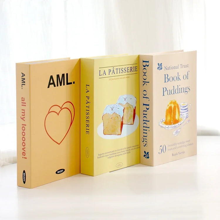 Faux livres décoratifs haut de gamme – Lot de 3 – Qualité premium, réalisme bluffant, utilisation polyvalente pour bibliothèque, étagère ou table basse – Apportez instantanément un look chic et chaleureux à votre intérieur. Livraison prioritaire offerte !