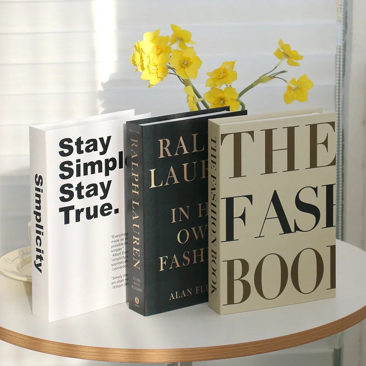 Faux livres décoratifs haut de gamme – Lot de 3 – Qualité premium, réalisme bluffant, utilisation polyvalente pour bibliothèque, étagère ou table basse – Apportez instantanément un look chic et chaleureux à votre intérieur. Livraison prioritaire offerte !