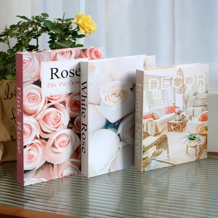 Faux livres décoratifs haut de gamme – Lot de 3 – Qualité premium, réalisme bluffant, utilisation polyvalente pour bibliothèque, étagère ou table basse – Apportez instantanément un look chic et chaleureux à votre intérieur. Livraison prioritaire offerte !