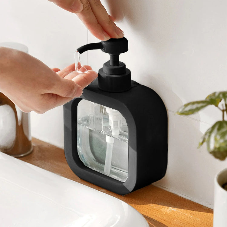 Superbes distributeurs de savon élégants et durables, au design tendance avec un corps transparent et noir, dotés de pompes anti-fuite robustes, écologiques, réutilisables et polyvalents pour la salle de bain et la cuisine. La livraison est offerte !