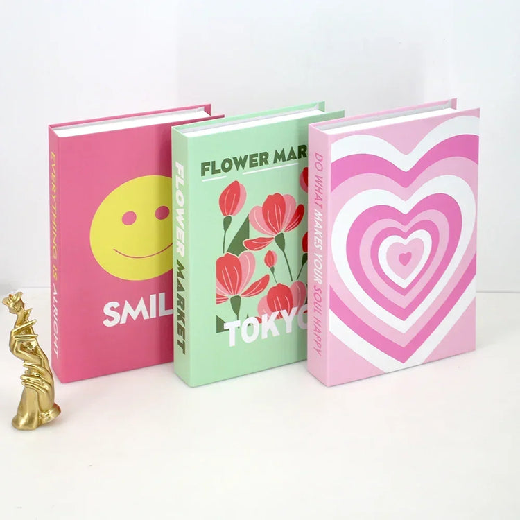 Faux livres décoratifs haut de gamme – Lot de 3 – Qualité premium, réalisme bluffant, utilisation polyvalente pour bibliothèque, étagère ou table basse – Apportez instantanément un look chic et chaleureux à votre intérieur. Livraison prioritaire offerte !