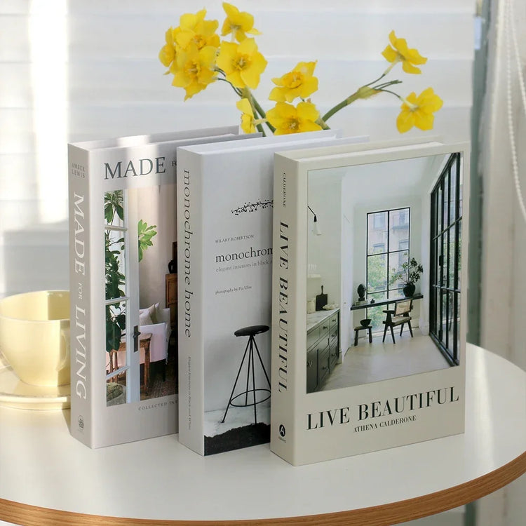 Faux livres décoratifs haut de gamme – Lot de 3 – Qualité premium, réalisme bluffant, utilisation polyvalente pour bibliothèque, étagère ou table basse – Apportez instantanément un look chic et chaleureux à votre intérieur. Livraison prioritaire offerte !