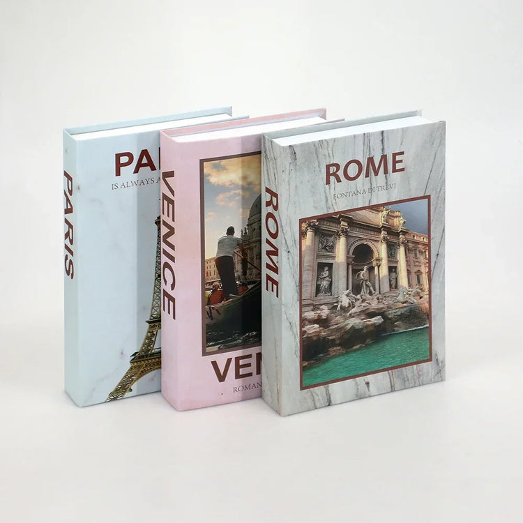 Faux livres décoratifs haut de gamme – Lot de 3 – Qualité premium, réalisme bluffant, utilisation polyvalente pour bibliothèque, étagère ou table basse – Apportez instantanément un look chic et chaleureux à votre intérieur. Livraison prioritaire offerte !