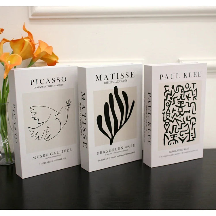 Faux livres décoratifs haut de gamme – Lot de 3 – Qualité premium, réalisme bluffant, utilisation polyvalente pour bibliothèque, étagère ou table basse – Apportez instantanément un look chic et chaleureux à votre intérieur. Livraison prioritaire offerte !
