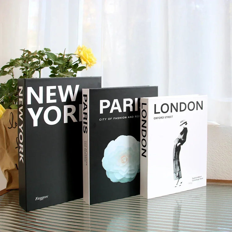 Faux livres décoratifs haut de gamme – Lot de 3 – Qualité premium, réalisme bluffant, utilisation polyvalente pour bibliothèque, étagère ou table basse – Apportez instantanément un look chic et chaleureux à votre intérieur. Livraison prioritaire offerte !