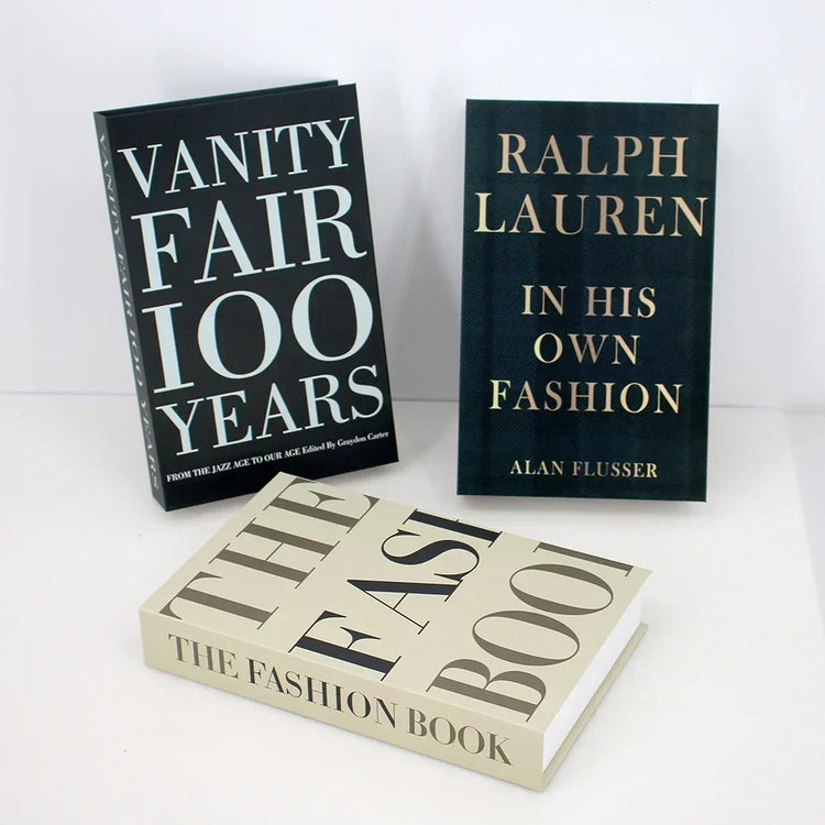 Faux livres décoratifs haut de gamme – Lot de 3 – Qualité premium, réalisme bluffant, utilisation polyvalente pour bibliothèque, étagère ou table basse – Apportez instantanément un look chic et chaleureux à votre intérieur. Livraison prioritaire offerte !