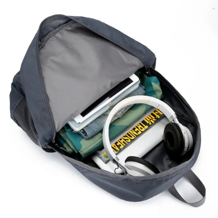 Superbe sac à dos en nylon • Grand format 48 x 33 x 15 cm • 5 couleurs disponibles • Imperméable • Compatible avec ordinateur portable et tablette • Travail, voyages, vacances, loisirs, sports, week-ends, etc. La livraison prioritaire est offerte !
