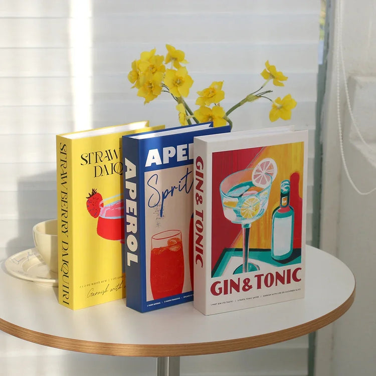 Faux livres décoratifs haut de gamme – Lot de 3 – Qualité premium, réalisme bluffant, utilisation polyvalente pour bibliothèque, étagère ou table basse – Apportez instantanément un look chic et chaleureux à votre intérieur. Livraison prioritaire offerte !