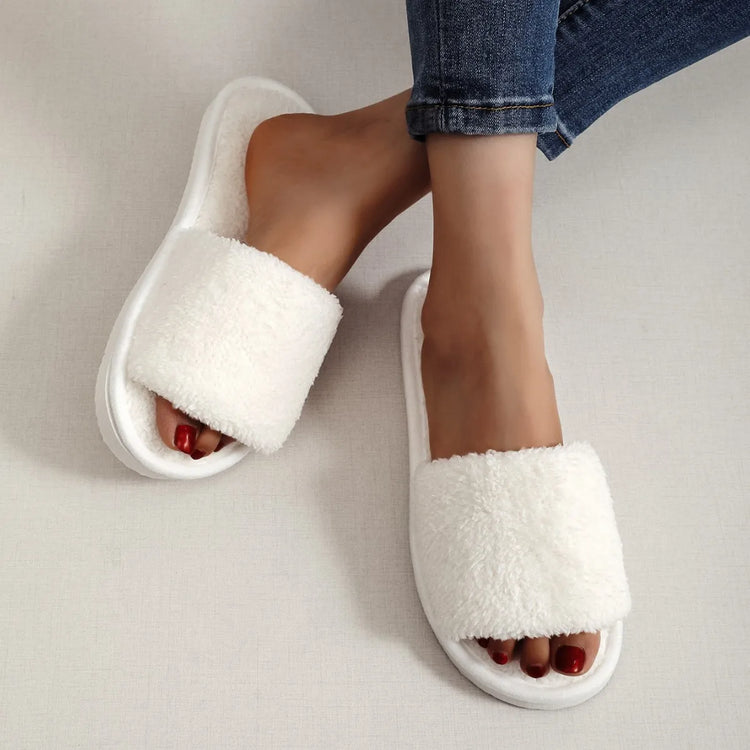Adorables chaussons d’intérieur en peluche douce, ultra confortables, douillets, légers et silencieux, usage toutes saisons, disponibles en 3 motifs (blanc, léopard, rose à cœurs), semelle plate. Livraison offerte !