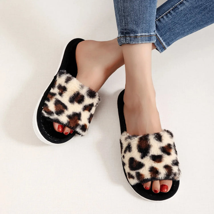 Adorables chaussons d’intérieur en peluche douce, ultra confortables, douillets, légers et silencieux, usage toutes saisons, disponibles en 3 motifs (blanc, léopard, rose à cœurs), semelle plate. Livraison offerte !