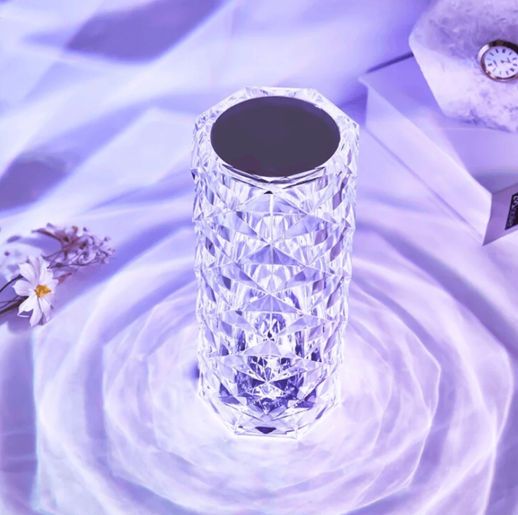 Magnifique lampe de table, 16 couleurs, motifs de roses lumineuses, effet cristal, interrupteur tactile et télécommande incluse. Laissez-vous porter par une ambiance unique. La livraison prioritaire est offerte !