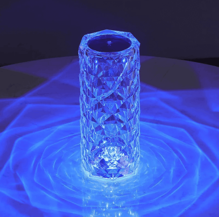 Magnifique lampe de table, 16 couleurs, motifs de roses lumineuses, effet cristal, interrupteur tactile et télécommande incluse. Laissez-vous porter par une ambiance unique. La livraison prioritaire est offerte !