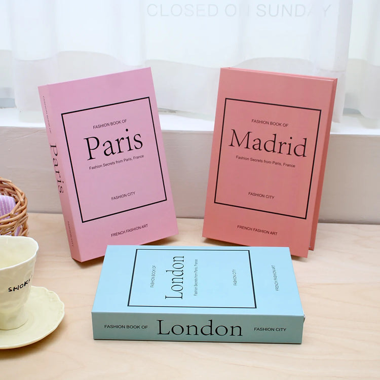 Faux livres décoratifs haut de gamme – Lot de 3 – Qualité premium, réalisme bluffant, utilisation polyvalente pour bibliothèque, étagère ou table basse – Apportez instantanément un look chic et chaleureux à votre intérieur. Livraison prioritaire offerte !