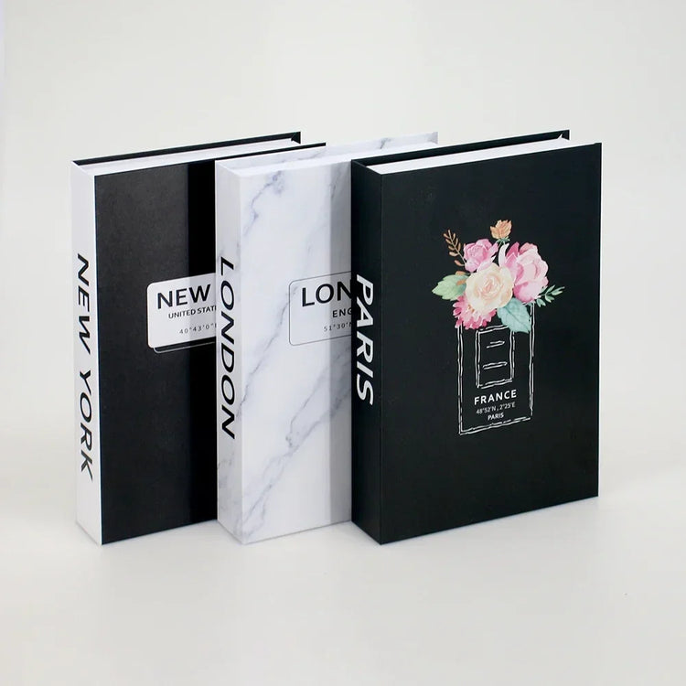Faux livres décoratifs haut de gamme – Lot de 3 – Qualité premium, réalisme bluffant, utilisation polyvalente pour bibliothèque, étagère ou table basse – Apportez instantanément un look chic et chaleureux à votre intérieur. Livraison prioritaire offerte !