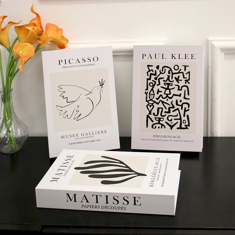Faux livres décoratifs haut de gamme – Lot de 3 – Qualité premium, réalisme bluffant, utilisation polyvalente pour bibliothèque, étagère ou table basse – Apportez instantanément un look chic et chaleureux à votre intérieur. Livraison prioritaire offerte !
