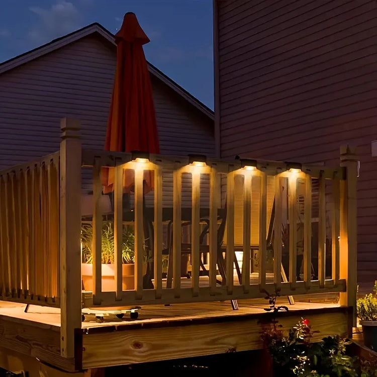 Lampes solaires extérieures avec capteur automatique, éclairage LED blanc chaud étanche, installation facile par adhésif ou vis, idéales pour escaliers, jardins et patios. La livraison prioritaire est offerte !