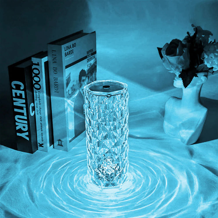 Magnifique lampe de table, 16 couleurs, motifs de roses lumineuses, effet cristal, interrupteur tactile et télécommande incluse. Laissez-vous porter par une ambiance unique. La livraison prioritaire est offerte !