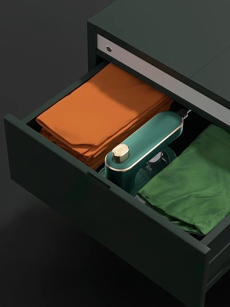 Ingénieux fer à repasser, défroisseur vapeur, compact, pliable, léger, rapide, rotation 180° et double mode pour un repassage parfait à la maison comme en voyage. La livraison prioritaire est offerte !