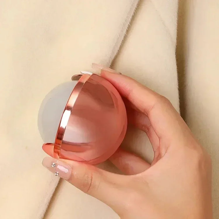 Fabuleuse boule à charpie réutilisable, l'accessoire anti-poils magique, élimine les poils d'animaux, cheveux, petits débris, poussière et plus. Produit coup de coeur. La livraison est offerte !