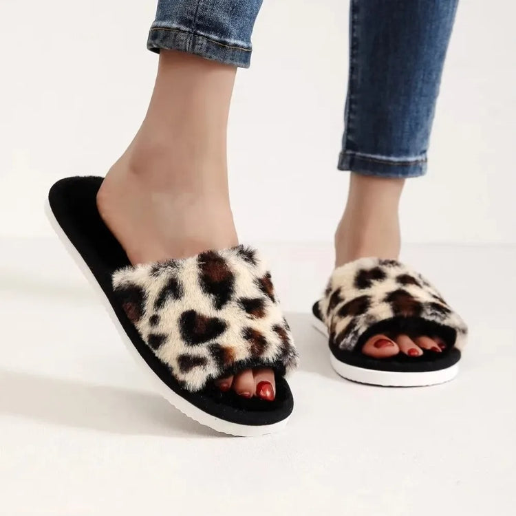 Adorables chaussons d’intérieur en peluche douce, ultra confortables, douillets, légers et silencieux, usage toutes saisons, disponibles en 3 motifs (blanc, léopard, rose à cœurs), semelle plate. Livraison offerte !